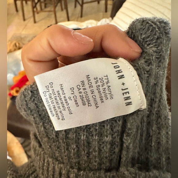 Pink arm stripe grey knit sweater - Picture 3 of 5